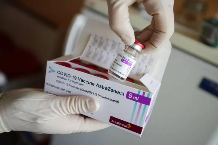 Có mối liên hệ giữa vaccine AstraZeneca và tình trạng cục máu đông sau khi tiêm - Ảnh 1. Có mối liên hệ giữa vaccine AstraZeneca và tình trạng cục máu đông sau khi tiêm - Ảnh 1.