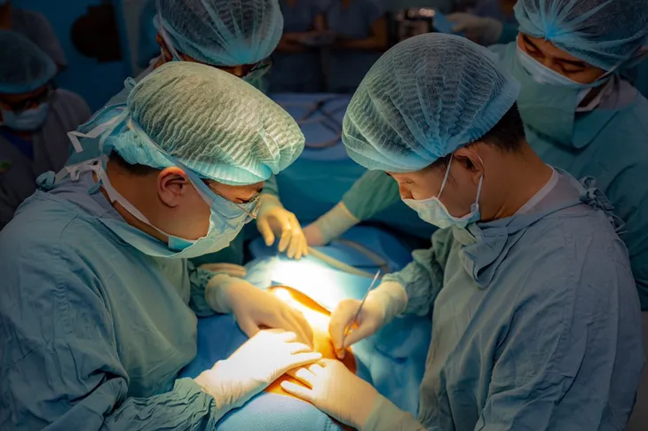 Cha hiến thận cứu con trai 9 tuổi bị suy thận mạn - Ảnh 1. Cha hiến thận cứu con trai 9 tuổi bị suy thận mạn - Ảnh 1.