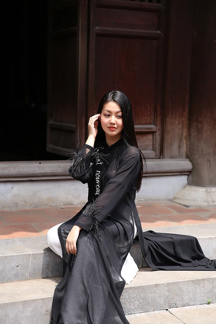 MC Hồng Nhung duyên dáng trong áo dài cách tân - Ảnh 4. MC Hồng Nhung duyên dáng trong áo dài cách tân - Ảnh 4.
