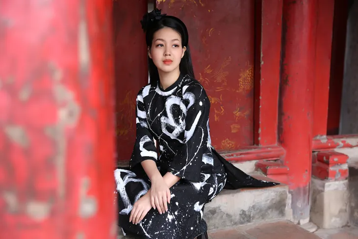 MC Hồng Nhung duyên dáng trong áo dài cách tân - Ảnh 1. MC Hồng Nhung duyên dáng trong áo dài cách tân - Ảnh 1.