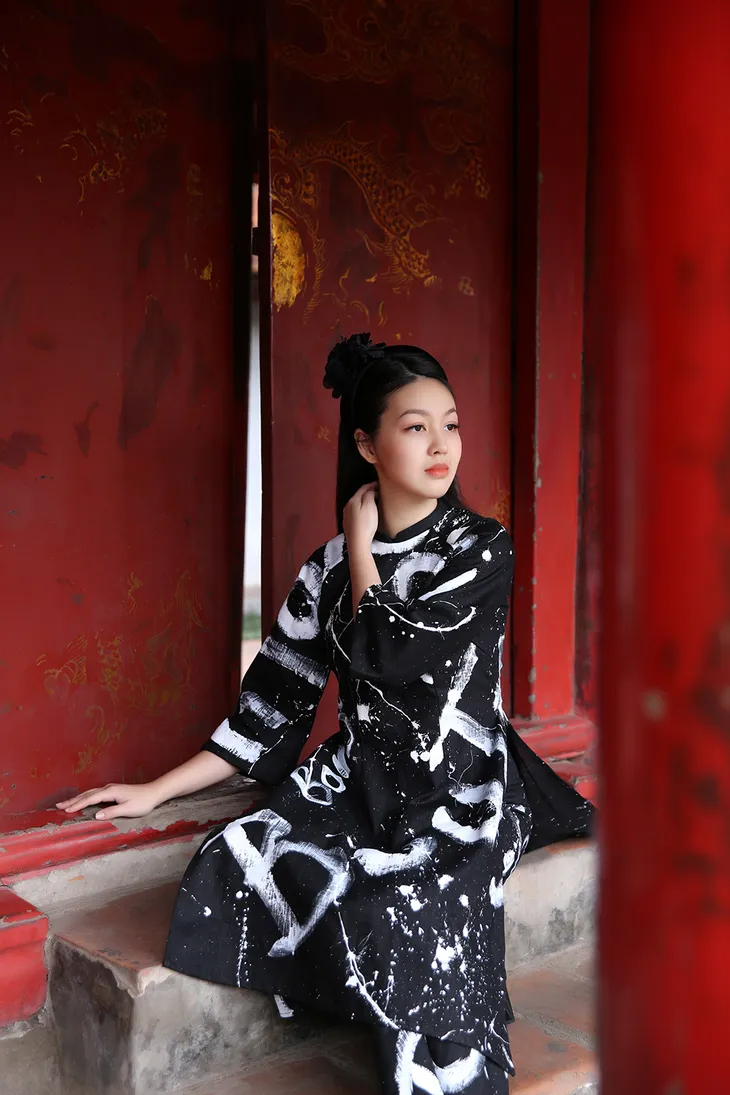 MC Hồng Nhung duyên dáng trong áo dài cách tân - Ảnh 6. MC Hồng Nhung duyên dáng trong áo dài cách tân - Ảnh 6.