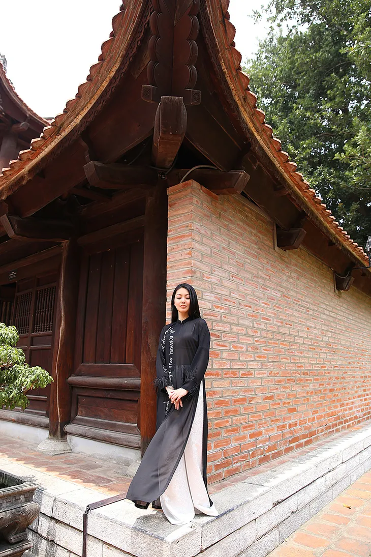 MC Hồng Nhung duyên dáng trong áo dài cách tân - Ảnh 5. MC Hồng Nhung duyên dáng trong áo dài cách tân - Ảnh 5.