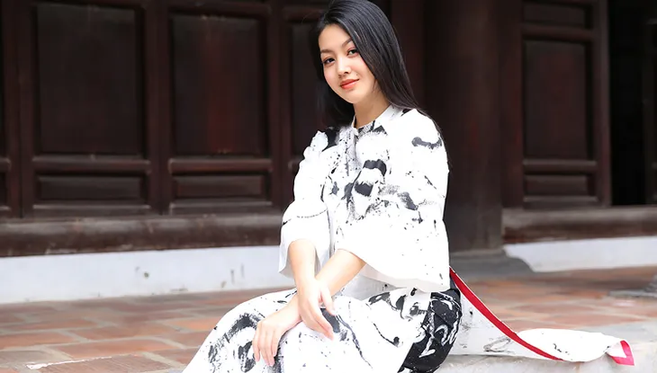 MC Hồng Nhung duyên dáng trong áo dài cách tân - Ảnh 7. MC Hồng Nhung duyên dáng trong áo dài cách tân - Ảnh 7.