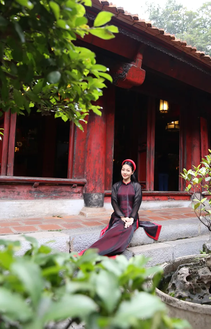 MC Hồng Nhung duyên dáng trong áo dài cách tân - Ảnh 8. MC Hồng Nhung duyên dáng trong áo dài cách tân - Ảnh 8.