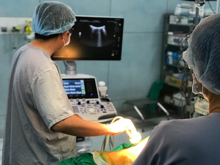 Cha hiến thận cứu con trai 9 tuổi bị suy thận mạn - Ảnh 2. Cha hiến thận cứu con trai 9 tuổi bị suy thận mạn - Ảnh 2.
