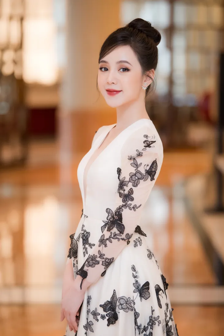 Quỳnh Kool già trước tuổi với lối trang điểm đậm - Ảnh 6. Quỳnh Kool già trước tuổi với lối trang điểm đậm - Ảnh 6.