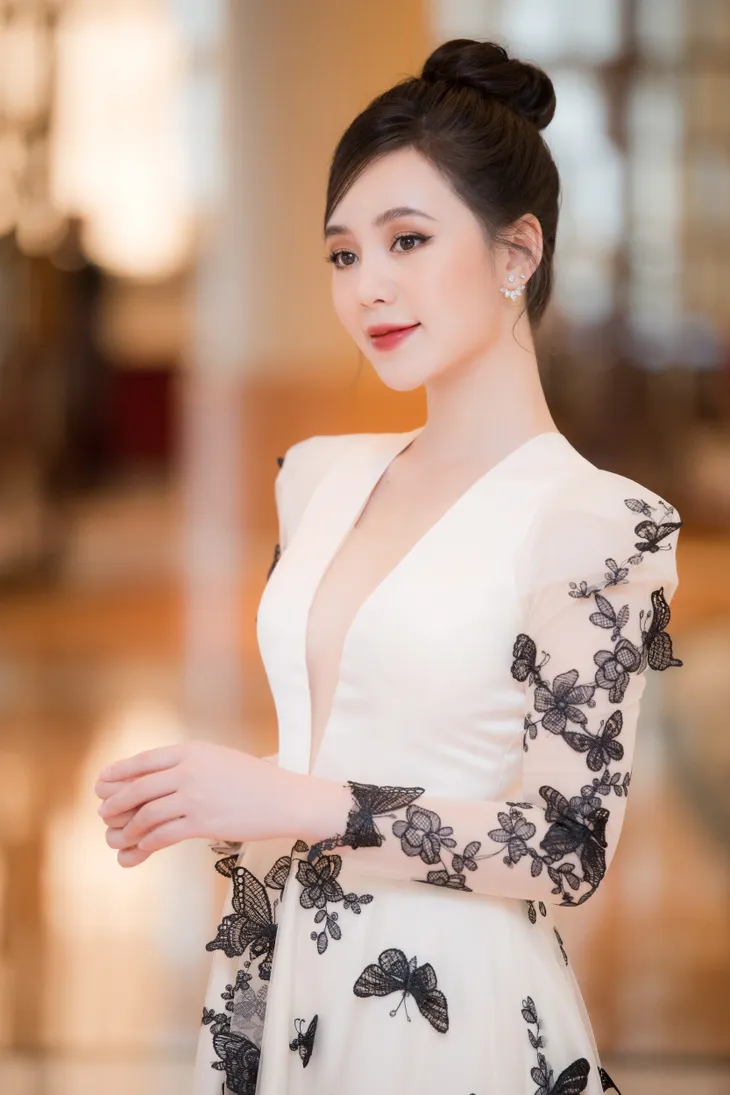 Quỳnh Kool già trước tuổi với lối trang điểm đậm - Ảnh 7. Quỳnh Kool già trước tuổi với lối trang điểm đậm - Ảnh 7.