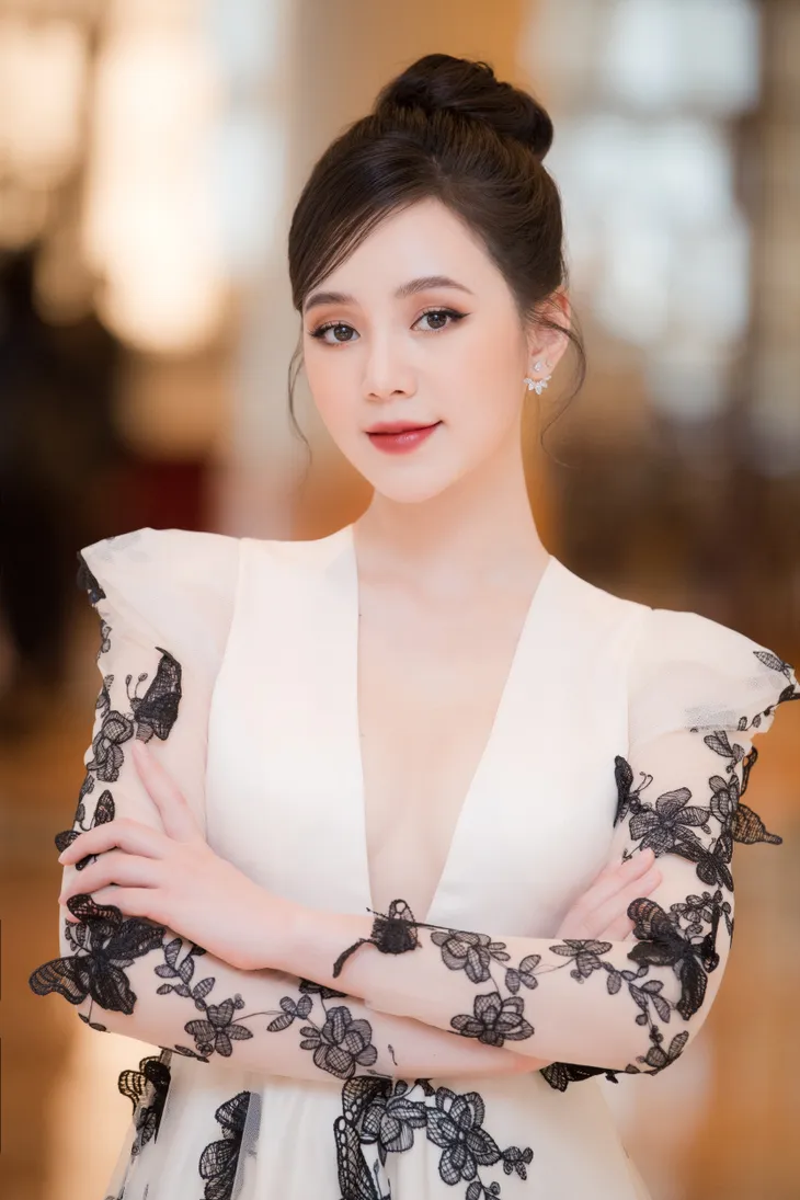 Quỳnh Kool già trước tuổi với lối trang điểm đậm - Ảnh 10. Quỳnh Kool già trước tuổi với lối trang điểm đậm - Ảnh 10.