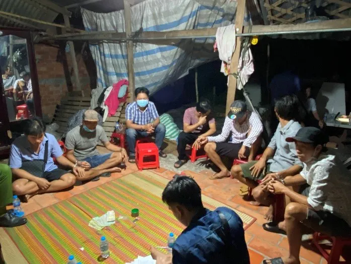Phá nhiều sòng lắc tài xỉu “khủng” tại Đồng Tháp, thu giữ hàng trăm triệu đồng - Ảnh 1. Phá nhiều sòng lắc tài xỉu “khủng” tại Đồng Tháp, thu giữ hàng trăm triệu đồng - Ảnh 1.