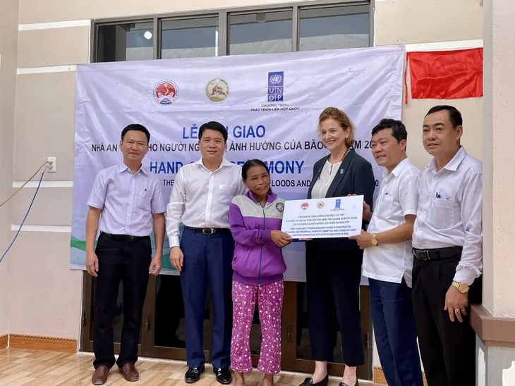 Hỗ trợ hơn 26.000 người nghèo và cận nghèo bị ảnh hưởng bởi bão lũ miền Trung - Ảnh 1. Hỗ trợ hơn 26.000 người nghèo và cận nghèo bị ảnh hưởng bởi bão lũ miền Trung - Ảnh 1.