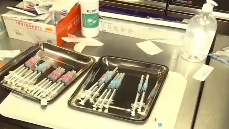 Phương án miễn bản quyền vaccine COVID-19 gây tranh cãi - Ảnh 1. Phương án miễn bản quyền vaccine COVID-19 gây tranh cãi - Ảnh 1.