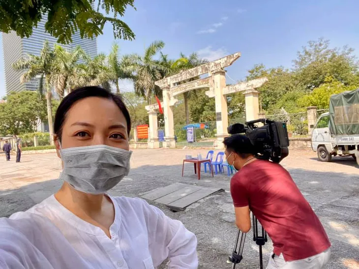 Dàn BTV, MC tuần qua: Thụy Vân đọ sắc với NSND Thu Hà, Mạnh Khang khoe mẹ xinh đẹp - Ảnh 9. Dàn BTV, MC tuần qua: Thụy Vân đọ sắc với NSND Thu Hà, Mạnh Khang khoe mẹ xinh đẹp - Ảnh 9.