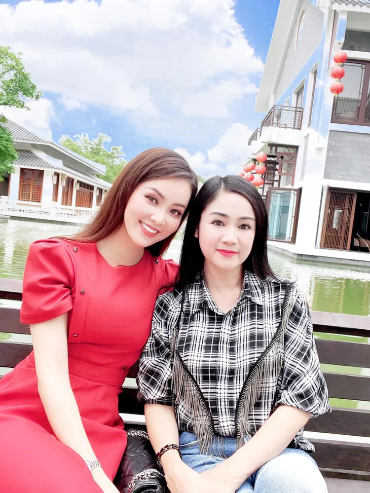 Dàn BTV, MC tuần qua: Thụy Vân đọ sắc với NSND Thu Hà, Mạnh Khang khoe mẹ xinh đẹp - Ảnh 5. Dàn BTV, MC tuần qua: Thụy Vân đọ sắc với NSND Thu Hà, Mạnh Khang khoe mẹ xinh đẹp - Ảnh 5.