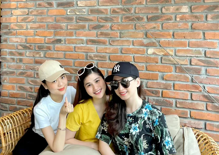 Dàn BTV, MC tuần qua: Thụy Vân đọ sắc với NSND Thu Hà, Mạnh Khang khoe mẹ xinh đẹp - Ảnh 2. Dàn BTV, MC tuần qua: Thụy Vân đọ sắc với NSND Thu Hà, Mạnh Khang khoe mẹ xinh đẹp - Ảnh 2.
