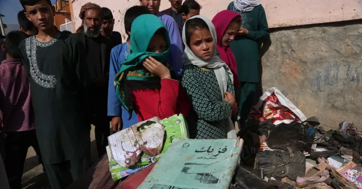 Số nạn nhân tử vong trong vụ nổ bom ở trường học Afghanistan tăng lên 68, 165 người bị thương - Ảnh 2. Số nạn nhân tử vong trong vụ nổ bom ở trường học Afghanistan tăng lên 68, 165 người bị thương - Ảnh 2.
