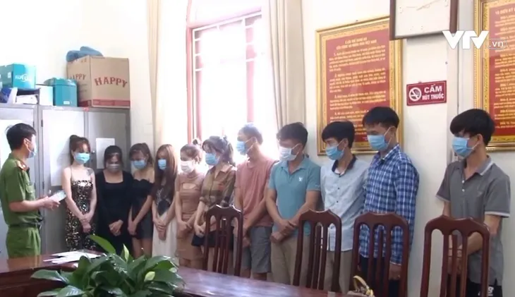 Bất chấp quy định phòng dịch COVID-19, 11 thanh niên tụ tập hát karaoke, sử dụng ma túy - Ảnh 1. Bất chấp quy định phòng dịch COVID-19, 11 thanh niên tụ tập hát karaoke, sử dụng ma túy - Ảnh 1.