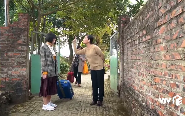 Hương vị tình thân - Tập 15: Bà Bích và con gái bẽ mặt bị cháu dâu đuổi ra khỏi nhà vì tội ăn cắp đồ - Ảnh 4. Hương vị tình thân - Tập 15: Bà Bích và con gái bẽ mặt bị cháu dâu đuổi ra khỏi nhà vì tội ăn cắp đồ - Ảnh 4.