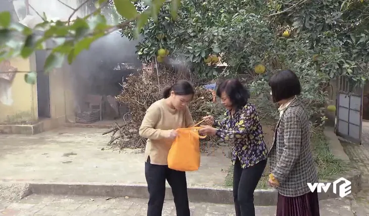 Hương vị tình thân - Tập 15: Bà Bích và con gái bẽ mặt bị cháu dâu đuổi ra khỏi nhà vì tội ăn cắp đồ - Ảnh 2. Hương vị tình thân - Tập 15: Bà Bích và con gái bẽ mặt bị cháu dâu đuổi ra khỏi nhà vì tội ăn cắp đồ - Ảnh 2.