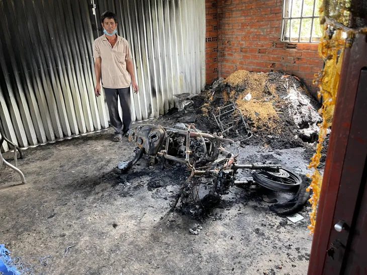 Cảnh sát phá cửa bắt kẻ ngáo đá đốt nhà mẹ ruột ở Tiền Giang - Ảnh 2. Cảnh sát phá cửa bắt kẻ ngáo đá đốt nhà mẹ ruột ở Tiền Giang - Ảnh 2.