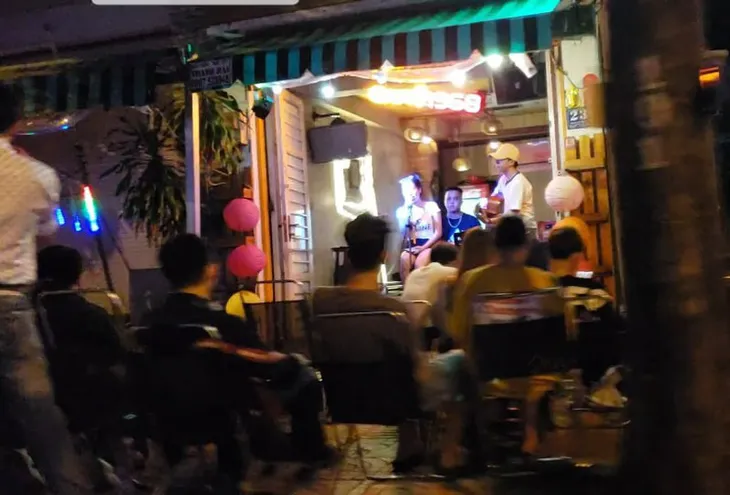 Nhiều quán massage, karaoke, café vẫn hoạt động như không có dịch COVID-19 - Ảnh 2. Nhiều quán massage, karaoke, café vẫn hoạt động như không có dịch COVID-19 - Ảnh 2.