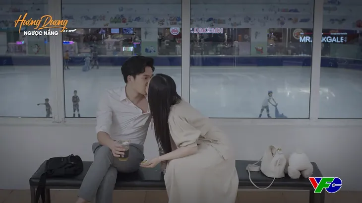 Sau Minh - Hoàng, Ngọc - Trí, đến lượt Châu - Kiên hôn nhau ở tập cuối Hướng dương ngược nắng? - Ảnh 3. Sau Minh - Hoàng, Ngọc - Trí, đến lượt Châu - Kiên hôn nhau ở tập cuối Hướng dương ngược nắng? - Ảnh 3.