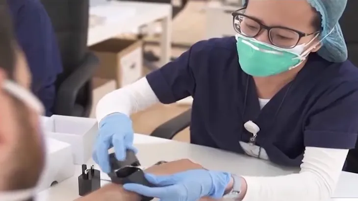 Đeo vòng giám sát cách ly - giải pháp ngày càng phổ biến - Ảnh 1. Đeo vòng giám sát cách ly - giải pháp ngày càng phổ biến - Ảnh 1.