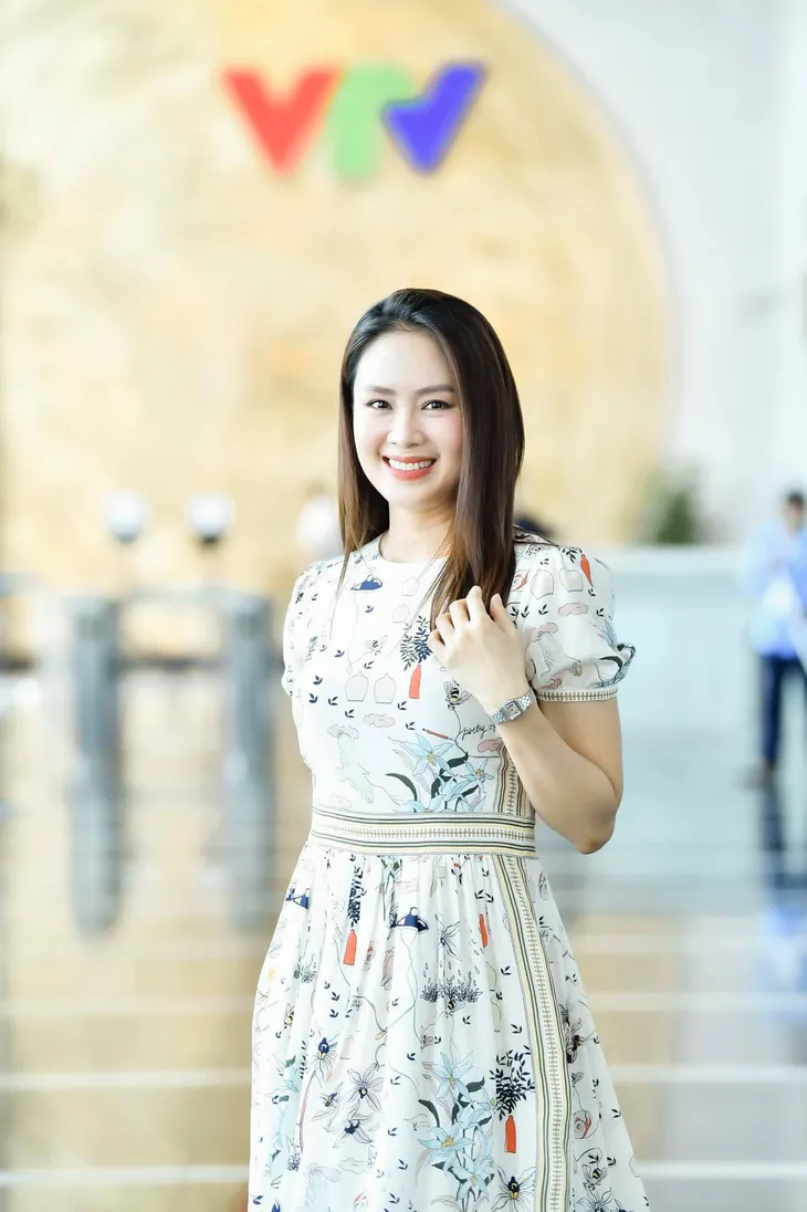 Hồng Diễm lấy đồ cũ để mặc trong Hướng dương ngược nắng - Ảnh 2. Hồng Diễm lấy đồ cũ để mặc trong Hướng dương ngược nắng - Ảnh 2.