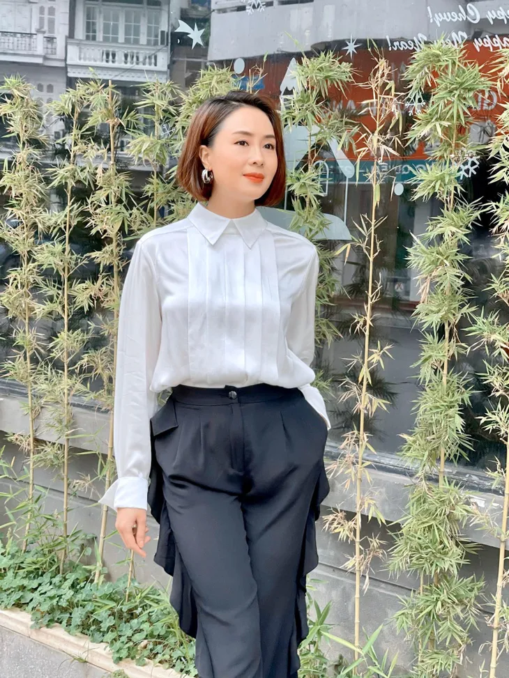 Hướng dương ngược nắng: Ngắm loạt set đồ mới đủ phong cách của Châu (Hồng Diễm) trong phần 2 - Ảnh 35. Hướng dương ngược nắng: Ngắm loạt set đồ mới đủ phong cách của Châu (Hồng Diễm) trong phần 2 - Ảnh 35.