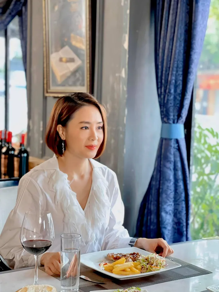 Hướng dương ngược nắng: Ngắm loạt set đồ mới đủ phong cách của Châu (Hồng Diễm) trong phần 2 - Ảnh 36. Hướng dương ngược nắng: Ngắm loạt set đồ mới đủ phong cách của Châu (Hồng Diễm) trong phần 2 - Ảnh 36.