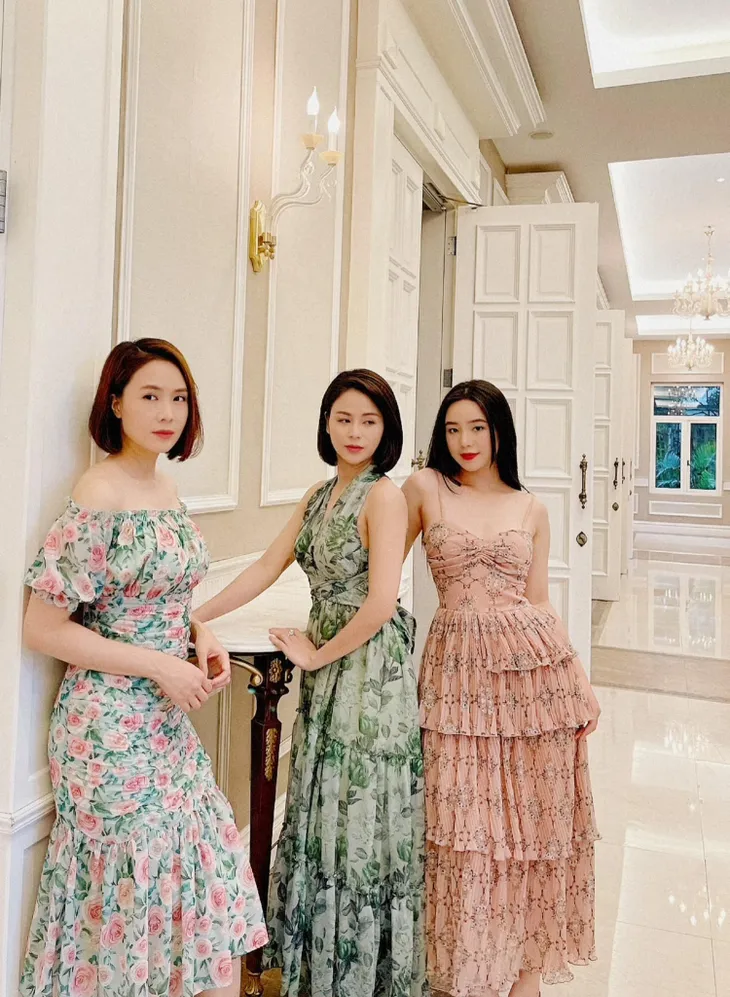 Hướng dương ngược nắng: Ngắm loạt set đồ mới đủ phong cách của Châu (Hồng Diễm) trong phần 2 - Ảnh 45. Hướng dương ngược nắng: Ngắm loạt set đồ mới đủ phong cách của Châu (Hồng Diễm) trong phần 2 - Ảnh 45.
