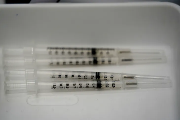 Miễn bản quyền vaccine: Hữu hiệu nhưng chưa đủ để loại bỏ biến thể mới, đạt miễn dịch cộng đồng - Ảnh 1.