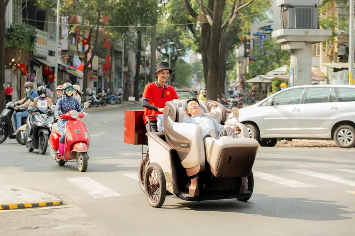 Mạc Văn Khoa trải nghiệm đạp Xích Lô Mát Xa cùng Kingsport - Ảnh 1. Mạc Văn Khoa trải nghiệm đạp Xích Lô Mát Xa cùng Kingsport - Ảnh 1.