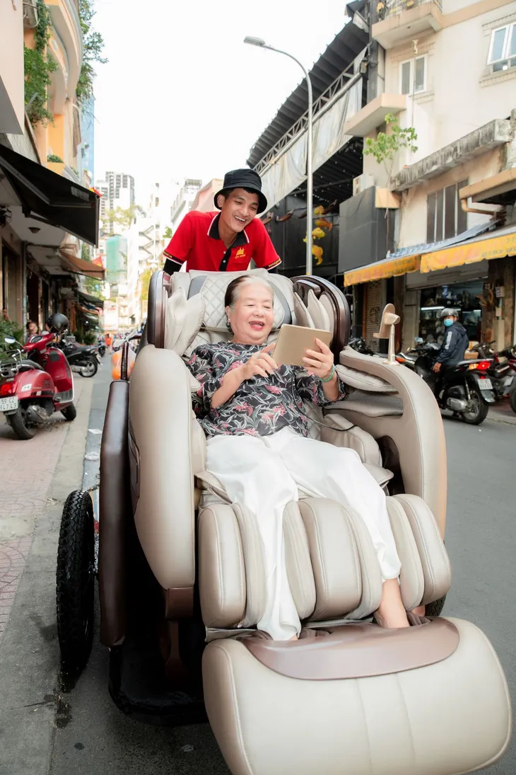 Mạc Văn Khoa trải nghiệm đạp Xích Lô Mát Xa cùng Kingsport - Ảnh 2. Mạc Văn Khoa trải nghiệm đạp Xích Lô Mát Xa cùng Kingsport - Ảnh 2.
