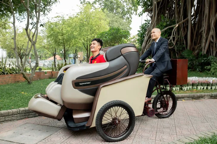Mạc Văn Khoa trải nghiệm đạp Xích Lô Mát Xa cùng Kingsport - Ảnh 3. Mạc Văn Khoa trải nghiệm đạp Xích Lô Mát Xa cùng Kingsport - Ảnh 3.