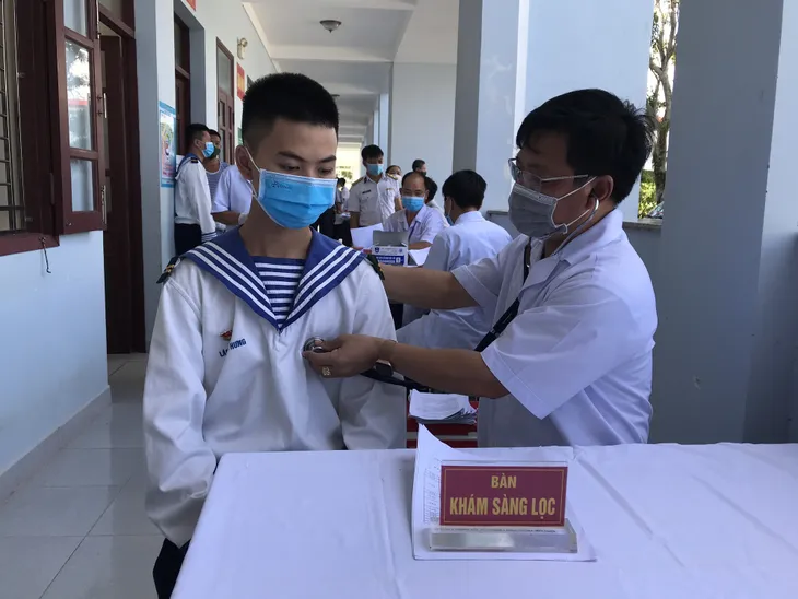 Tiêm hơn 1.500 liều vaccine phòng COVID-19 cho lực lượng phòng chống dịch trên biển Tây Nam - Ảnh 2. Tiêm hơn 1.500 liều vaccine phòng COVID-19 cho lực lượng phòng chống dịch trên biển Tây Nam - Ảnh 2.