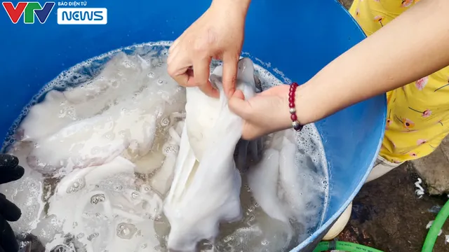 Vạch trần chiêu trò dùng hóa chất công nghiệp tẩy trắng mực “bẩn” ngay giữa Hà Nội - Ảnh 3. Vạch trần chiêu trò dùng hóa chất công nghiệp tẩy trắng mực “bẩn” ngay giữa Hà Nội - Ảnh 3.