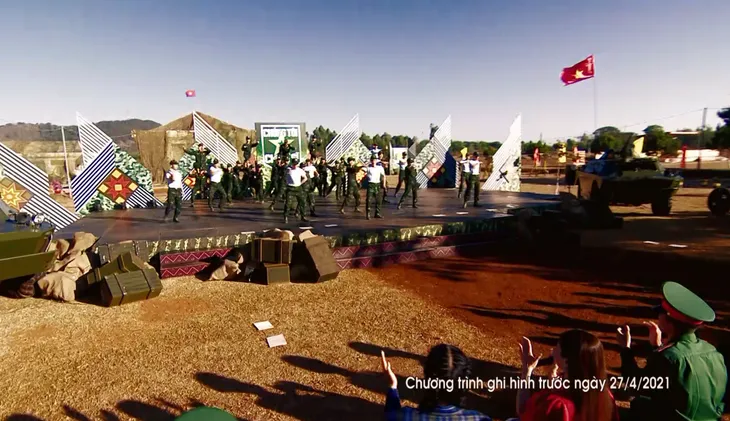 Hoa hậu HHen Niê và ca sĩ Hải Yến khuấy động Chúng tôi chiến sĩ 2021 - Ảnh 1. Hoa hậu HHen Niê và ca sĩ Hải Yến khuấy động Chúng tôi chiến sĩ 2021 - Ảnh 1.