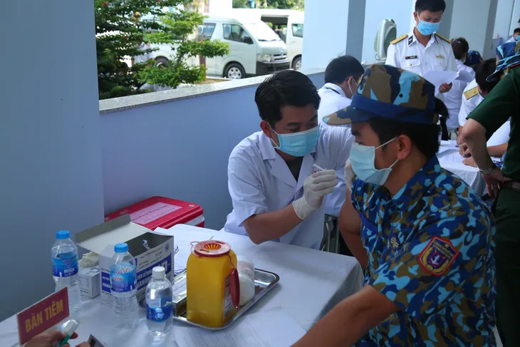 Tiêm hơn 1.500 liều vaccine phòng COVID-19 cho lực lượng phòng chống dịch trên biển Tây Nam - Ảnh 3. Tiêm hơn 1.500 liều vaccine phòng COVID-19 cho lực lượng phòng chống dịch trên biển Tây Nam - Ảnh 3.