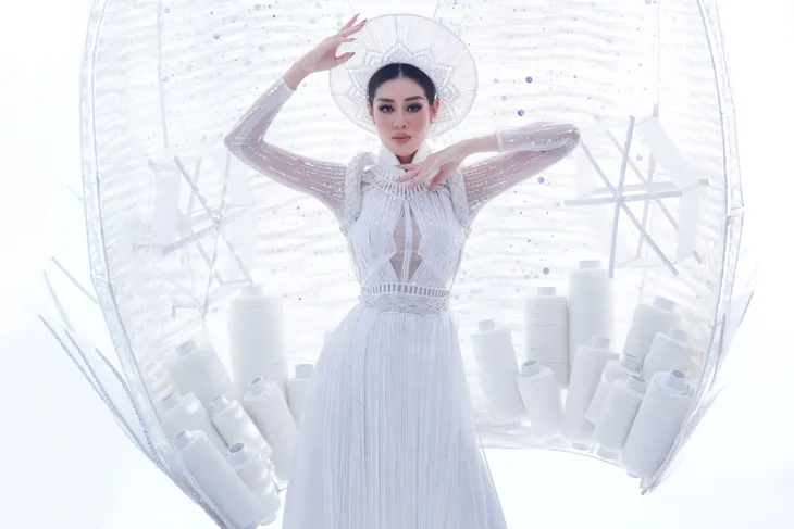 Khánh Vân sẵn sàng trình diễn trang phục dân tộc nặng 30kg tại Miss Universe - Ảnh 8. Khánh Vân sẵn sàng trình diễn trang phục dân tộc nặng 30kg tại Miss Universe - Ảnh 8.