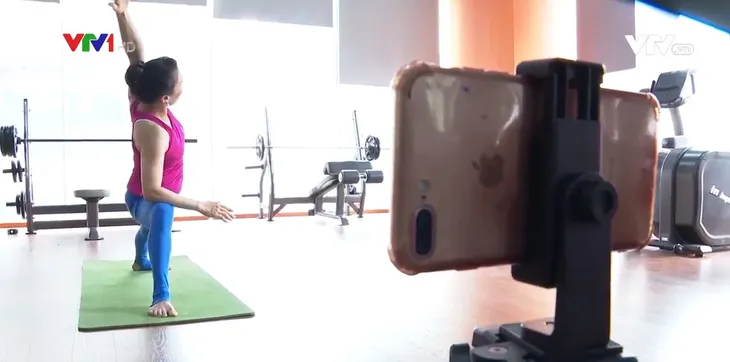 Người dân chuyển sang tập gym online do dịch COVID-19 - Ảnh 1. Người dân chuyển sang tập gym online do dịch COVID-19 - Ảnh 1.