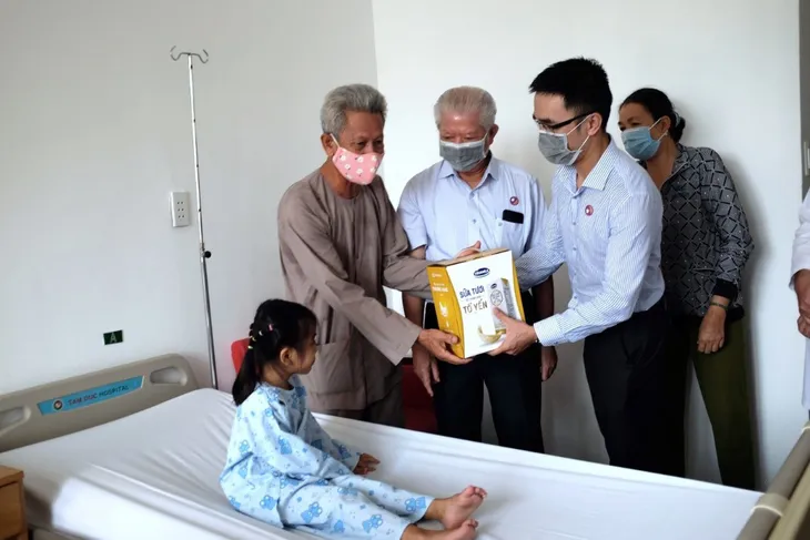 Vinamilk tiếp tục chương trình hỗ trợ kinh phí mổ tim cho trẻ em nghèo trong năm 2021 - Ảnh 2. Vinamilk tiếp tục chương trình hỗ trợ kinh phí mổ tim cho trẻ em nghèo trong năm 2021 - Ảnh 2.