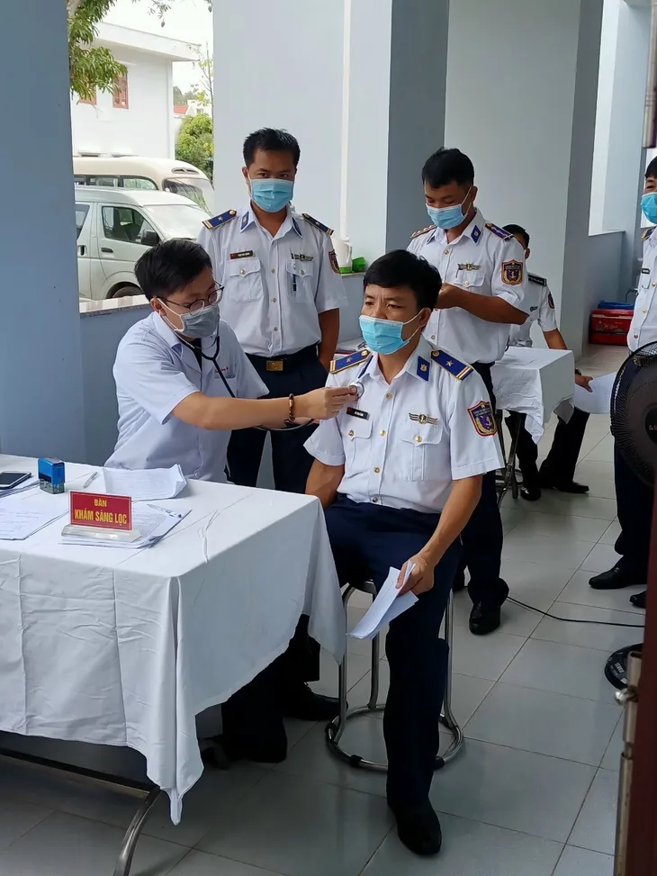 Tiêm hơn 1.500 liều vaccine phòng COVID-19 cho lực lượng phòng chống dịch trên biển Tây Nam - Ảnh 1. Tiêm hơn 1.500 liều vaccine phòng COVID-19 cho lực lượng phòng chống dịch trên biển Tây Nam - Ảnh 1.