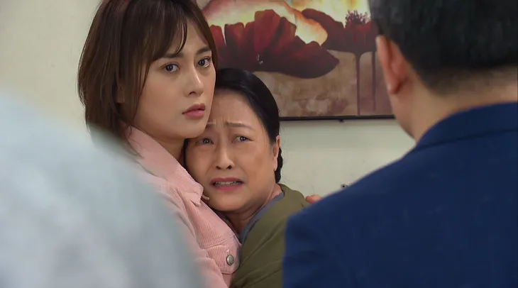 Hương vị tình thân - Tập 18: Nam (Phương Oanh) qua đêm ở nhà Long (Mạnh Trường), sững sờ khi thấy ảnh con gái bà Dần - Ảnh 4. Hương vị tình thân - Tập 18: Nam (Phương Oanh) qua đêm ở nhà Long (Mạnh Trường), sững sờ khi thấy ảnh con gái bà Dần - Ảnh 4.
