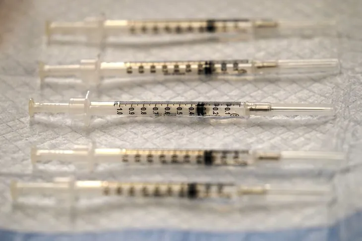 Điểm tuần quốc tế: Cuộc đua cung cấp vaccine COVID-19 cho thế giới có thể mới chỉ bắt đầu - Ảnh 2. Điểm tuần quốc tế: Cuộc đua cung cấp vaccine COVID-19 cho thế giới có thể mới chỉ bắt đầu - Ảnh 2.