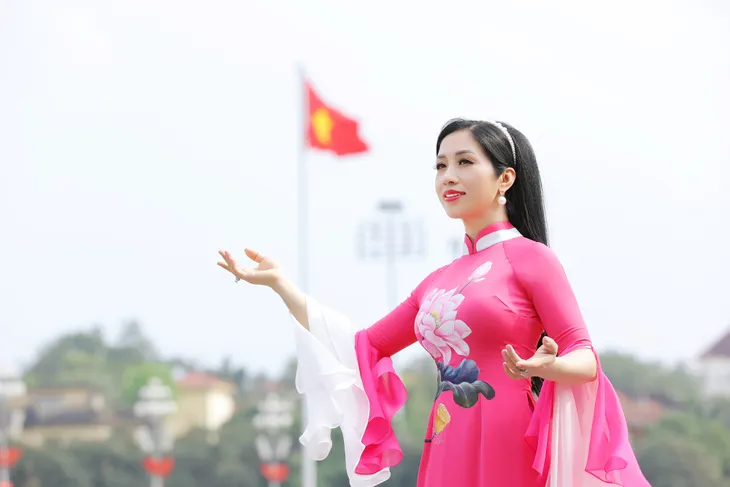 Phương Nga Sao Mai mừng sinh nhật Bác với CD “Tiếng hát giữa rừng Pác Bó” - Ảnh 4. Phương Nga Sao Mai mừng sinh nhật Bác với CD “Tiếng hát giữa rừng Pác Bó” - Ảnh 4.