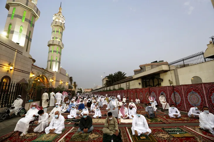 Người Hồi giáo trên khắp thế giới bắt đầu lễ Eid al-Fitr trong bối cảnh dịch bệnh COVID-19 - Ảnh 1. Người Hồi giáo trên khắp thế giới bắt đầu lễ Eid al-Fitr trong bối cảnh dịch bệnh COVID-19 - Ảnh 1.