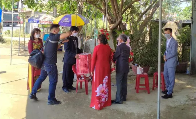 Lễ ăn hỏi có một không hai ngay tại ... chốt kiểm dịch COVID-19 - Ảnh 1. Lễ ăn hỏi có một không hai ngay tại ... chốt kiểm dịch COVID-19 - Ảnh 1.
