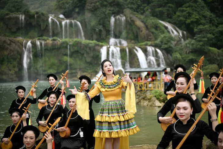 Phương Nga Sao Mai mừng sinh nhật Bác với CD “Tiếng hát giữa rừng Pác Bó” - Ảnh 2. Phương Nga Sao Mai mừng sinh nhật Bác với CD “Tiếng hát giữa rừng Pác Bó” - Ảnh 2.