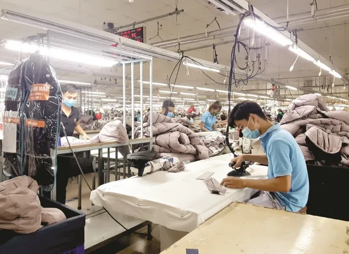 An toàn phòng dịch COVID-19: Yếu tố cốt lõi đảm bảo sản xuất tại các khu công nghiệp - Ảnh 1. An toàn phòng dịch COVID-19: Yếu tố cốt lõi đảm bảo sản xuất tại các khu công nghiệp - Ảnh 1.