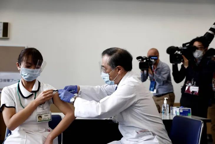 Nhật Bản chậm triển khai tiêm vaccine ngừa COVID-19 - Ảnh 1. Nhật Bản chậm triển khai tiêm vaccine ngừa COVID-19 - Ảnh 1.